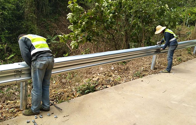 鹤岗高速公路护栏的定期维护与保养